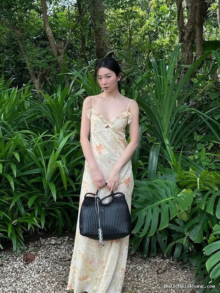 Seulgi (Red Velvet) diện váy hai dây tông vàng pastel, khoe vẻ đẹp thanh thoát giữa không gian xanh tại Bali. Ảnh: Instagram nhân vật