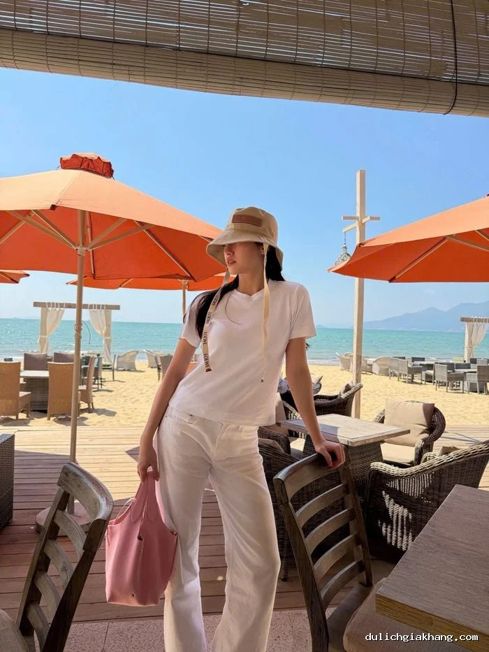 Biển Quy Nhơn là địa điểm được nàng hậu lựa chọn trong chuyến du lịch hè lần này. Ảnh: FBNV. Biển Quy Nhơn là địa điểm được nàng hậu lựa chọn trong chuyến du lịch hè lần này. Ảnh: FBNV.