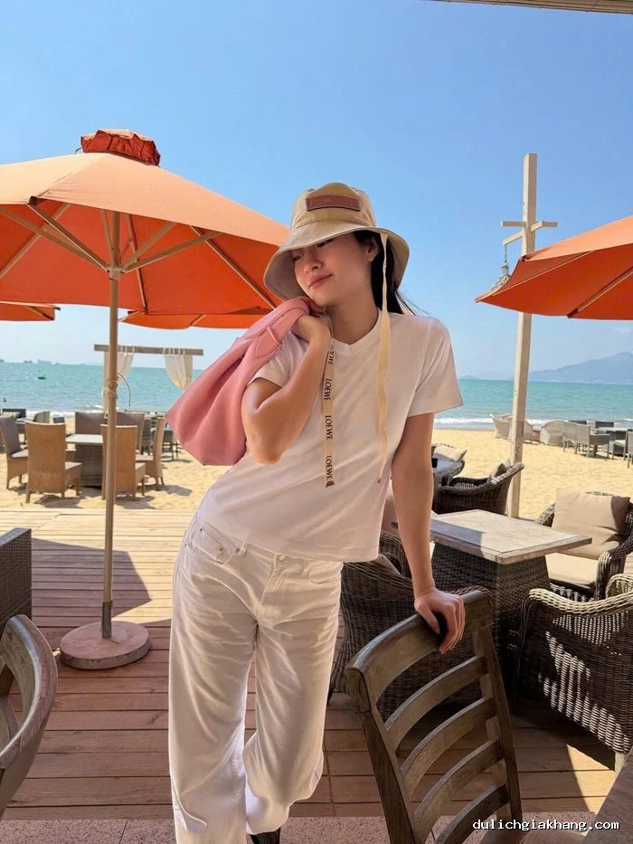 Việc lựa chọn outfit gần như trái ngược hoàn toàn khi đi biển, Lương Thùy Linh đã đem đến một cái nhìn mới lạ cho khán giả. Ảnh: FBNV.