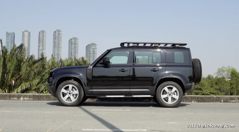 Land Rover Defender 2026: Vì sao được xướng tên 'vua' địa hình? Land Rover Defender: Vì sao được xướng tên 'vua' địa hình? - Ảnh 1.
