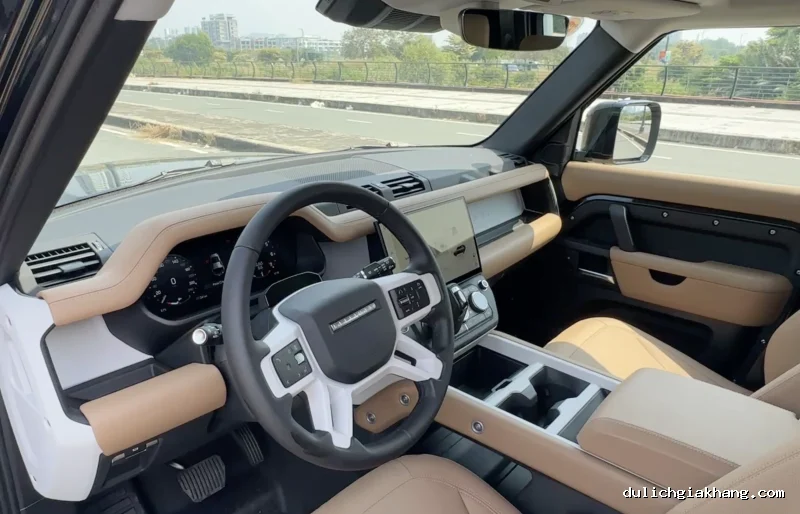 Land Rover Defender: Vì sao được xướng tên 'vua' địa hình? - Ảnh 4. Land Rover Defender: Vì sao được xướng tên 'vua' địa hình? - Ảnh 4.
