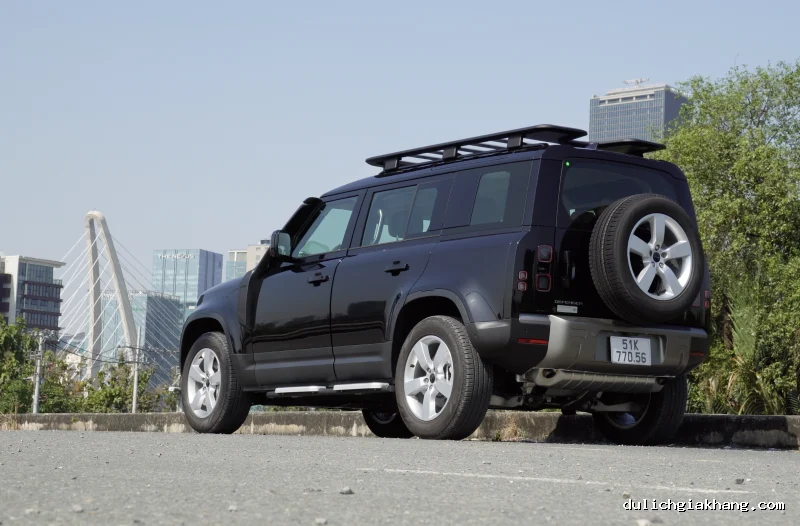 Land Rover Defender 2026: Vì sao được xướng tên 'vua' địa hình? Land Rover Defender: Vì sao được xướng tên 'vua' địa hình? - Ảnh 3.