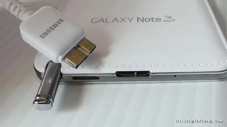 Những cổng sạc điện thoại kỳ lạ trước thời USB-C Trước USB-C, điện thoại từng dùng những cổng sạc 'dị' đến mức nào? - Ảnh 3.