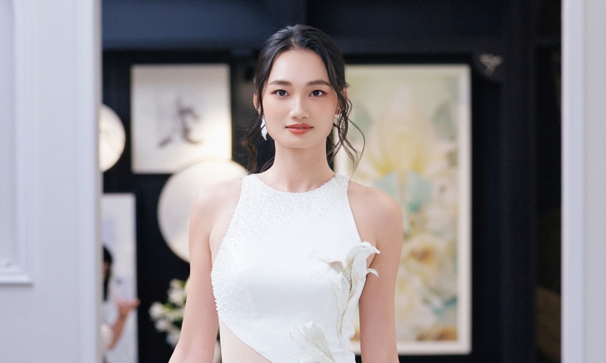 Trang phục lấy cảm hứng từ hoa huệ tây