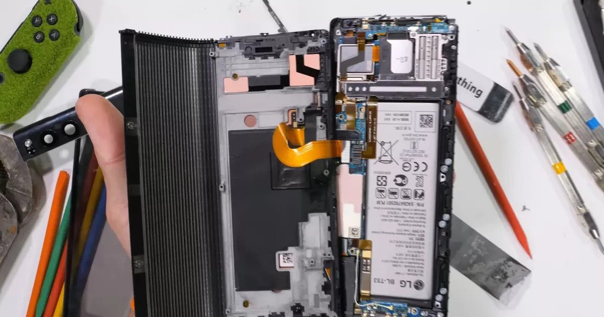Bất ngờ khi 'mổ xẻ' chiếc smartphone màn hình cuộn bị khai tử của LG