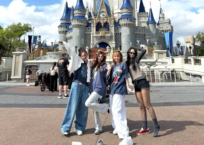 TWICE tham quan Disney World (Mỹ) giữa lịch trình world tour dày đặc