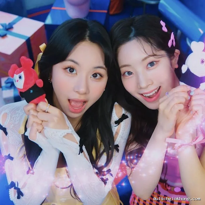 Dahyun và Chaeyoung hiện đang tạm ngưng hoạt động cùng nhóm vì tình trạng sức khỏe. Thông tin này khiến nhiều người hâm mộ không khỏi lo lắng, đồng thời gửi lời động viên và hy vọng cả hai sẽ sớm hồi phục để quay trở lại sân khấu trong thời gian tới. Ảnh: Internet