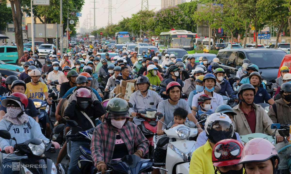 Xe ùn ứ cửa ngõ Hà Nội, TP HCM trước nghỉ lễ 4 ngày