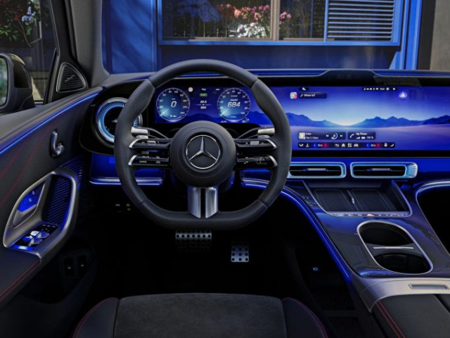 Mercedes-Benz C-Class EV lộ nội thất như phi thuyền: Màn hình MBUX Hyperscreen khổng lồ 39,1 inch