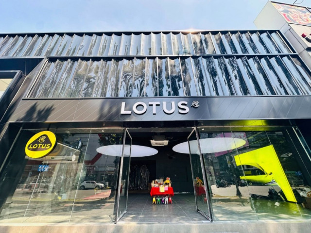Lotus mở showroom đầu tiên tại trung tâm TP.HCM, chốt lịch ra mắt bộ đôi xe điện ngay trong tháng 4