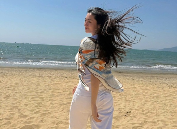 Hoa hậu Lương Thùy Linh diện phong cách tối giản khi du lịch Quy Nhơn