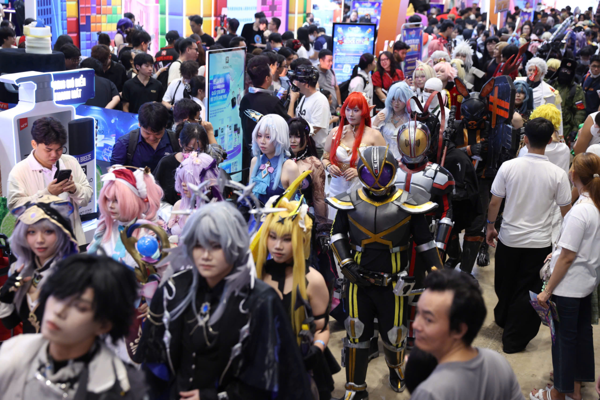 Giới trẻ mạnh tay chi tiền cosplay diễu hành tại Vietnam GameVerse 2026