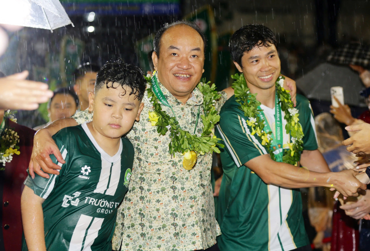 Niềm vui thăng hạng của Công Phượng và đồng đội