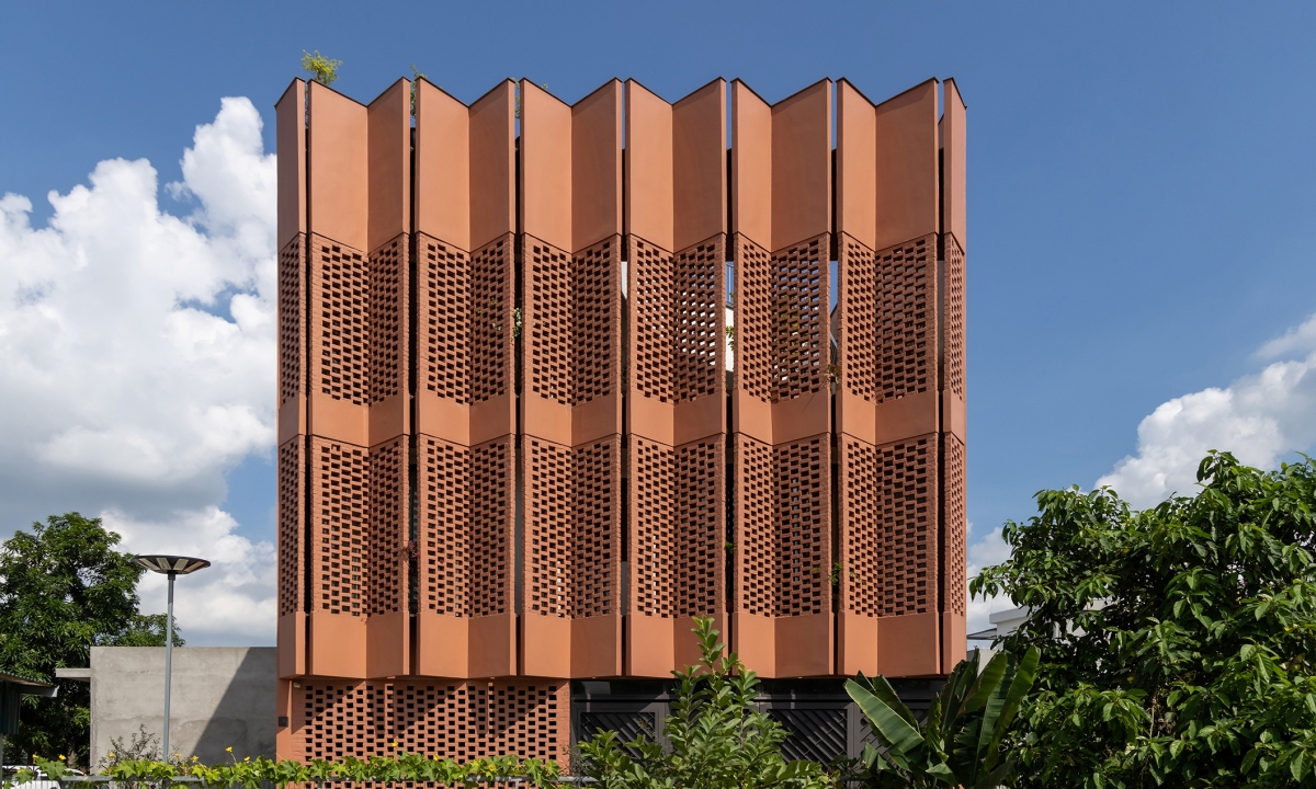 Nhà 270 m2 'bọc' vỏ ngoài bằng gạch lỗ để lọc nắng gió