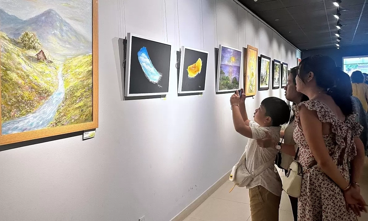 21 họa sĩ 'Chạm đến màu xanh'