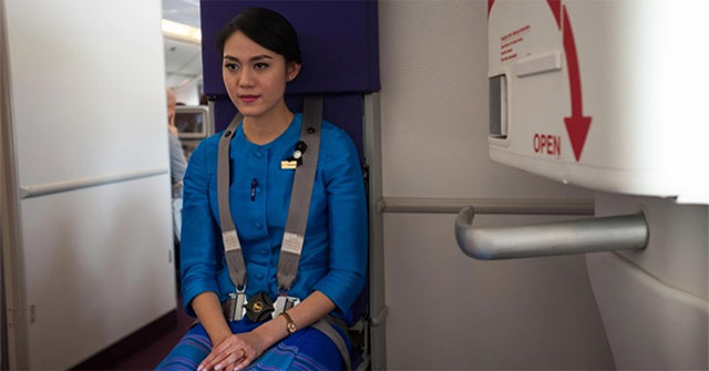 Vì sao phi công và tiếp viên luôn đeo dây an toàn khác hành khách?