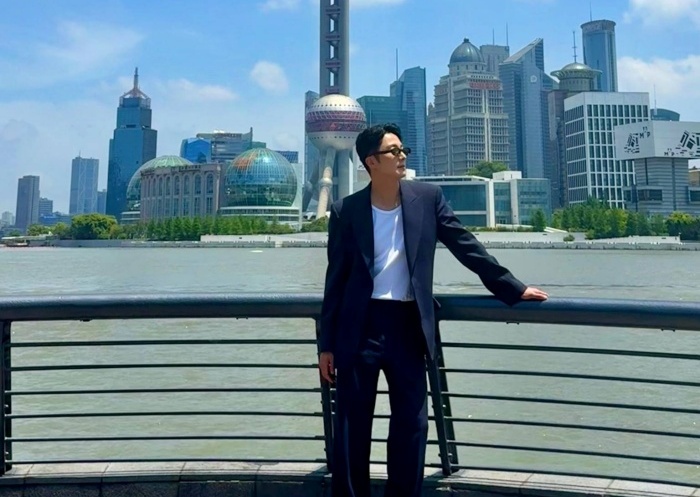 Tài tử Hàn Quốc Jung Il Woo 'check in' bên dòng sông Hoàng Phố tại Shanghai