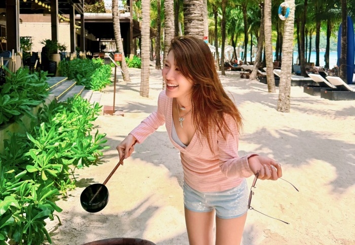 Thúy Ngân khoe dáng cực chuẩn, hào hứng khám phá 'viên ngọc ẩn' đẹp nhất Phú Quốc