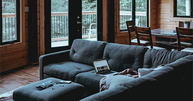 Tại sao bạn dễ ngủ trên ghế sofa và sau đó tỉnh táo trên giường?