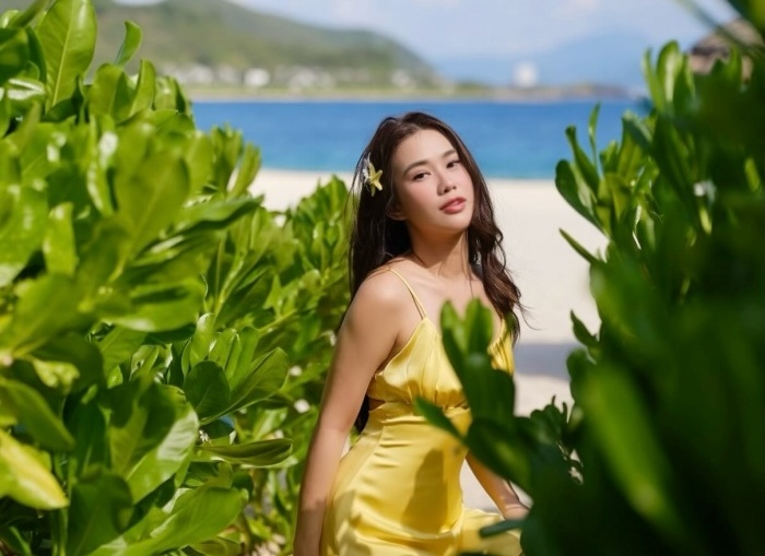 'Quý cô không tuổi' Ngọc Thảo khoe sắc vóc nóng bỏng ở bãi biển Nha Trang