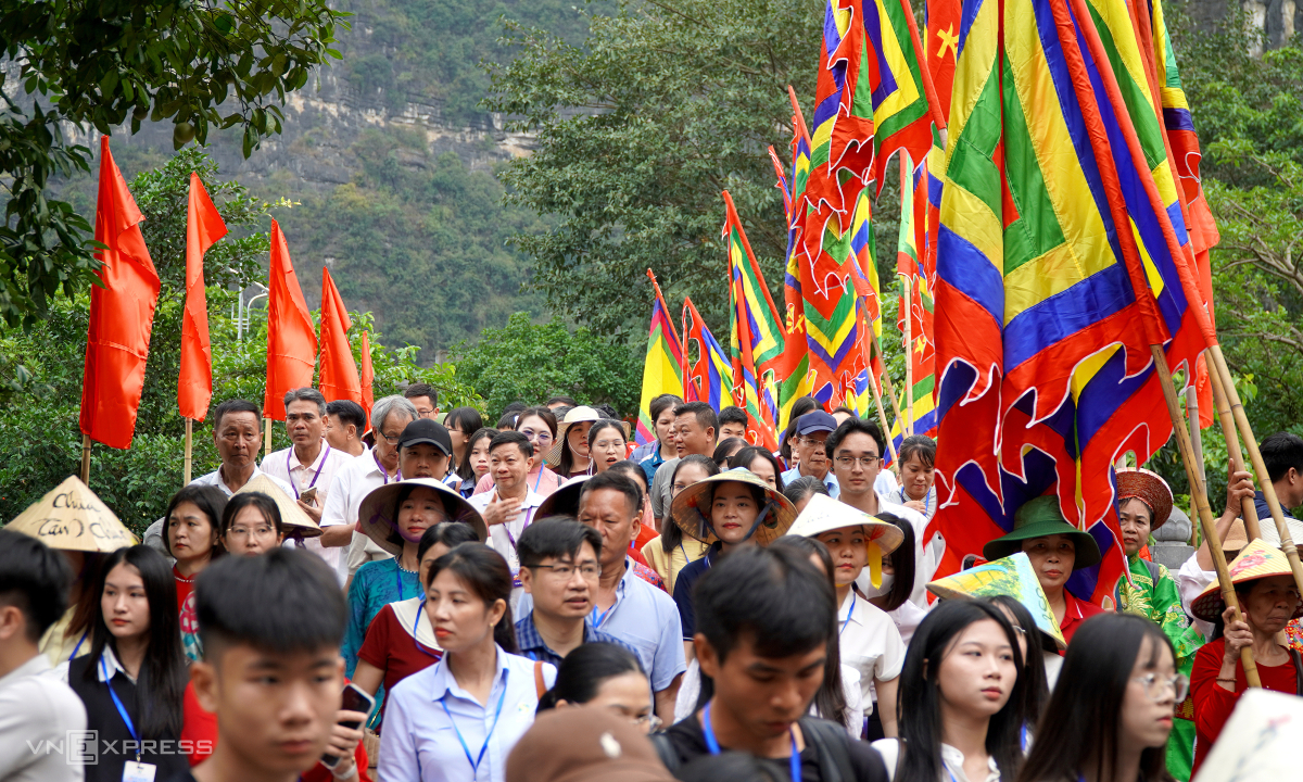 Tràng An đông nghẹt du khách ngày khai hội