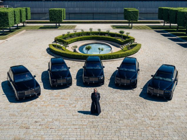 Rolls-Royce ra mắt Black Badge Cullinan độc bản: Nội thất như phòng tranh di động, được vẽ tay hoàn toàn