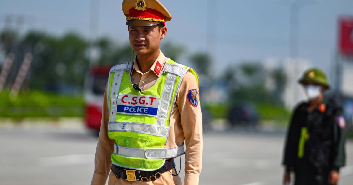 CSGT kiểm tra lỗi chạy quá tốc độ, tài xế bị 'lộ' thêm 3 vi phạm khác