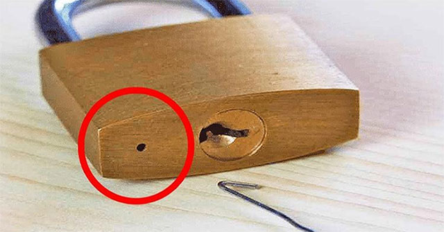 Vì sao ổ khóa nào cũng có một lỗ nhỏ "bí ẩn" ở phía dưới?