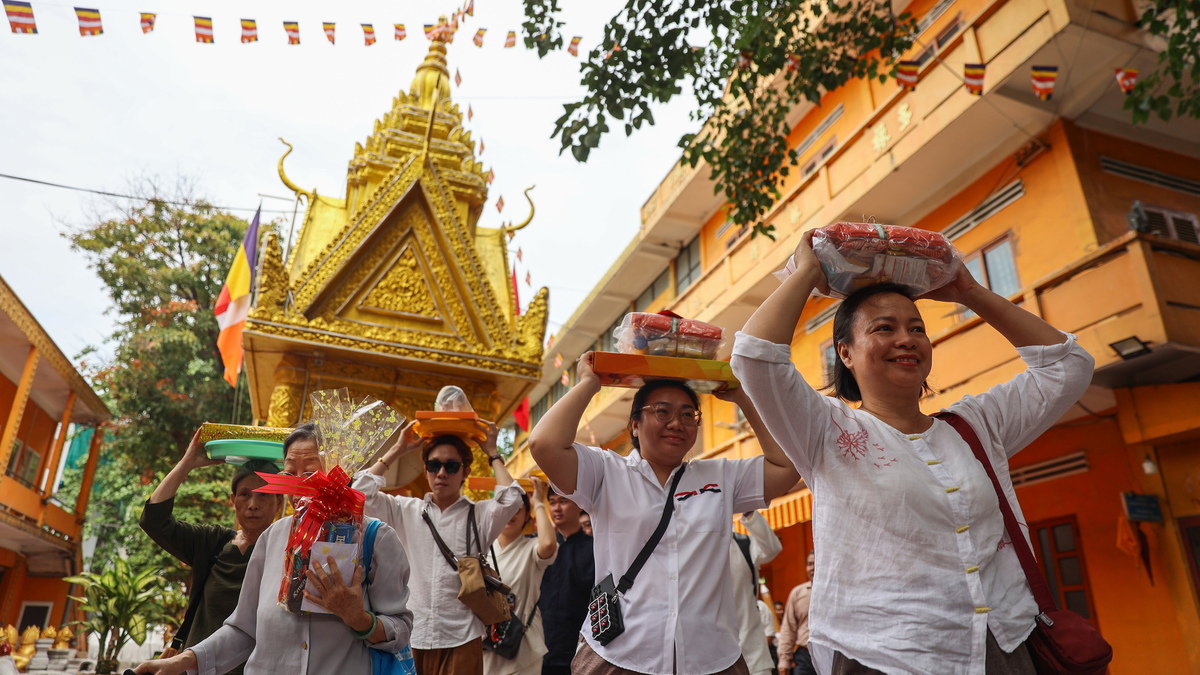 Dâng y tắm mưa cho sư ở chùa Khmer tại TP HCM