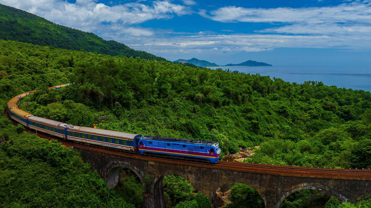 Tàu xuyên núi trên cung đường đẹp nhất Việt Nam