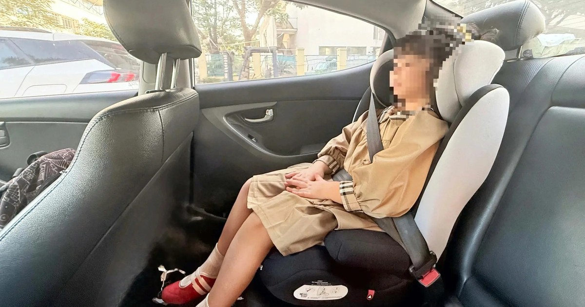 Con mãi khóc trên ghế trẻ em, tôi như 'ngồi trên đống lửa' khi lái xe