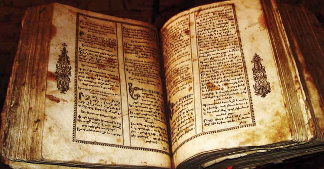 Vì sao những quyển sách cũ lại có mùi rất đặc trưng?
