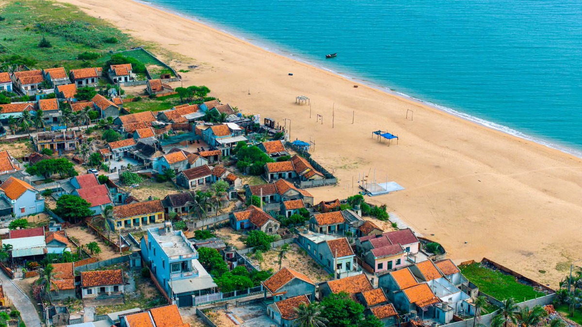 Ngôi làng ngói đỏ bình yên bên biển Đăk Lăk