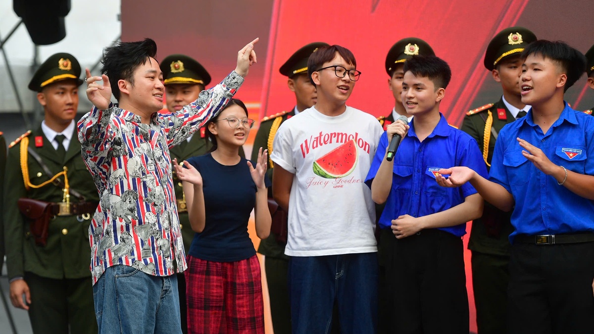 Tùng Dương cùng người trẻ cổ vũ concert 'Tổ quốc trong tim'