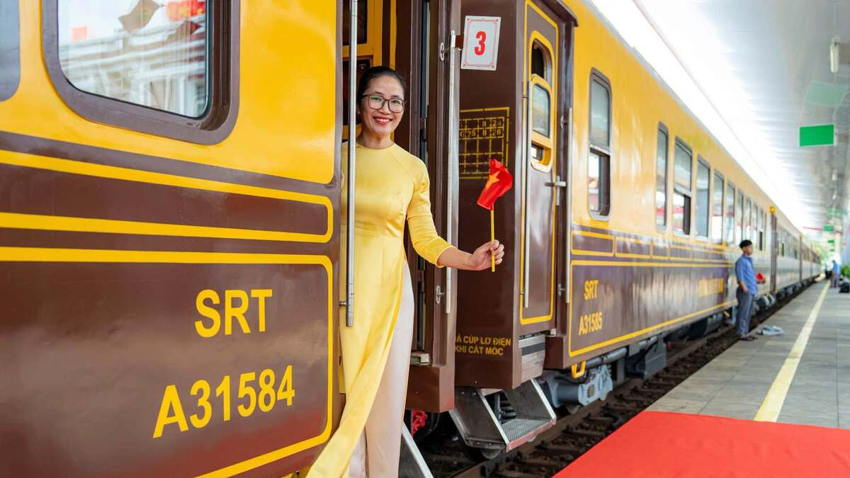 Bên trong tàu di sản Huế - Phong Nha