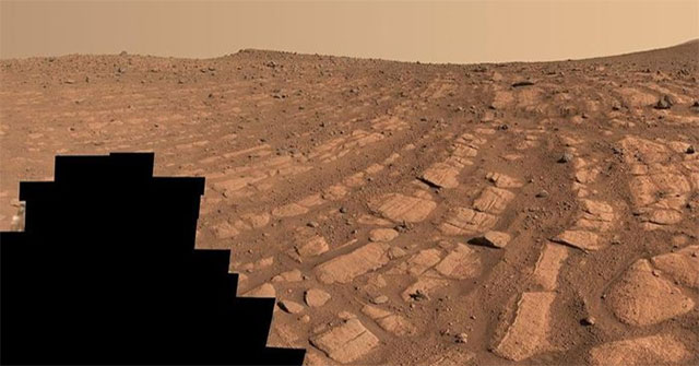 Xe thăm dò của NASA trên sao Hỏa gửi về hình ảnh gây bất ngờ
