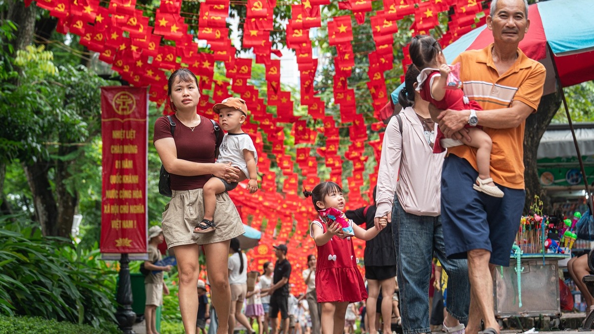 Nhiều điểm du lịch ở Hà Nội nhộn nhịp khách