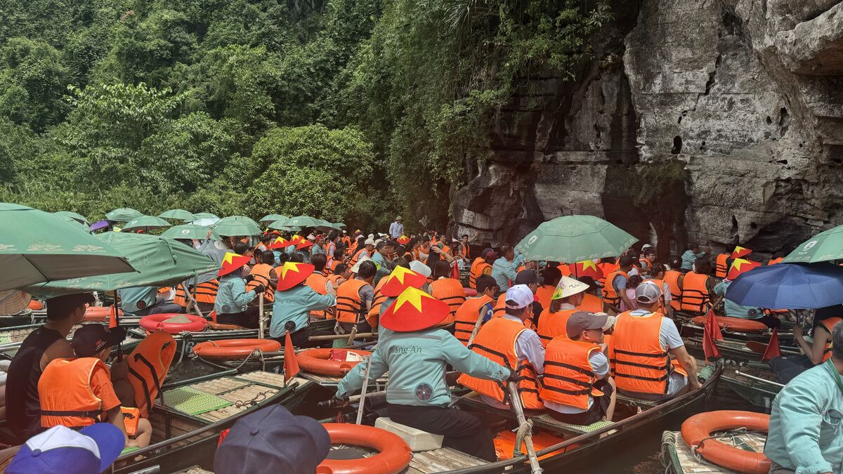 Ninh Bình 'thất thủ', Phú Quý vắng vẻ dịp lễ 2/9
