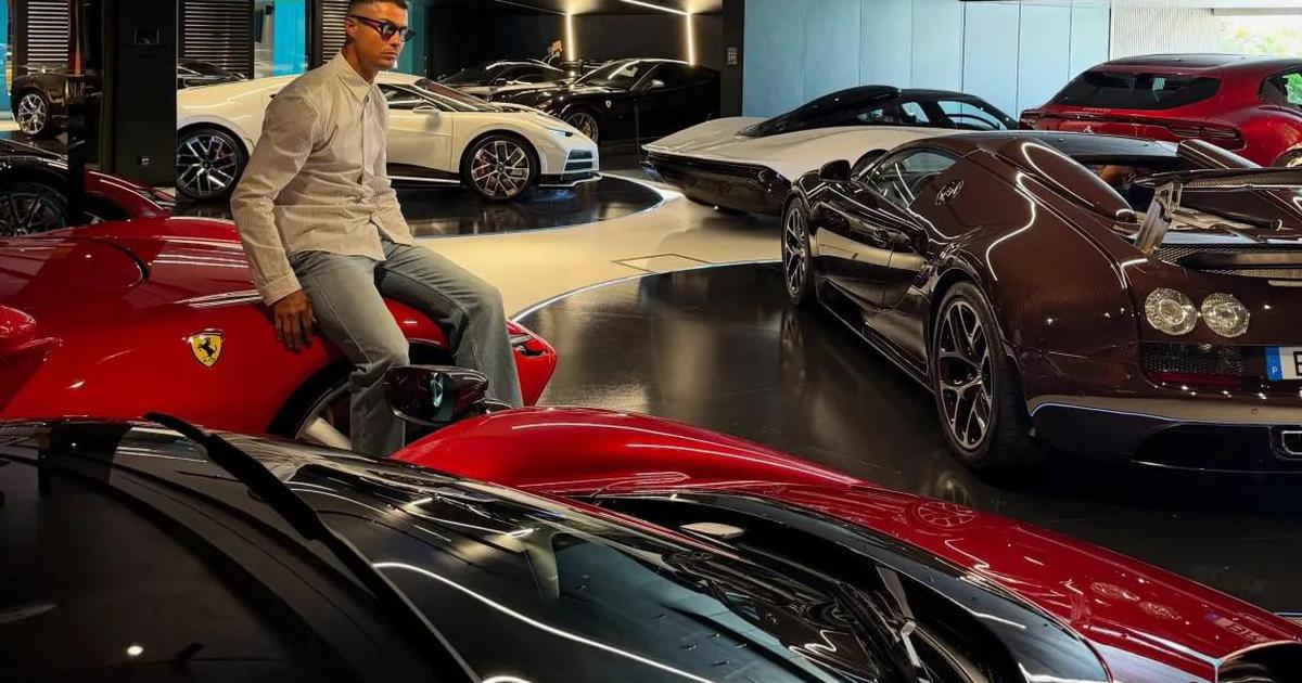 Cristiano Ronaldo bất ngờ khoe garage siêu xe 'khủng', quy tụ loạt chiếc Ferrari, Bugatti