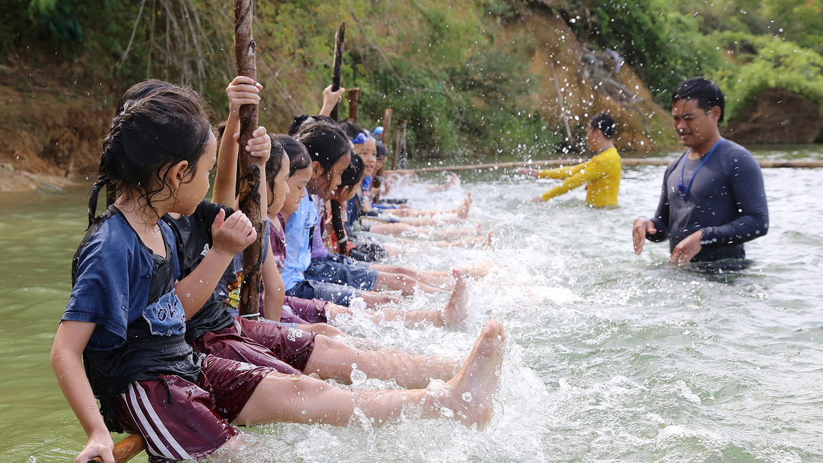 Học bơi trên sông