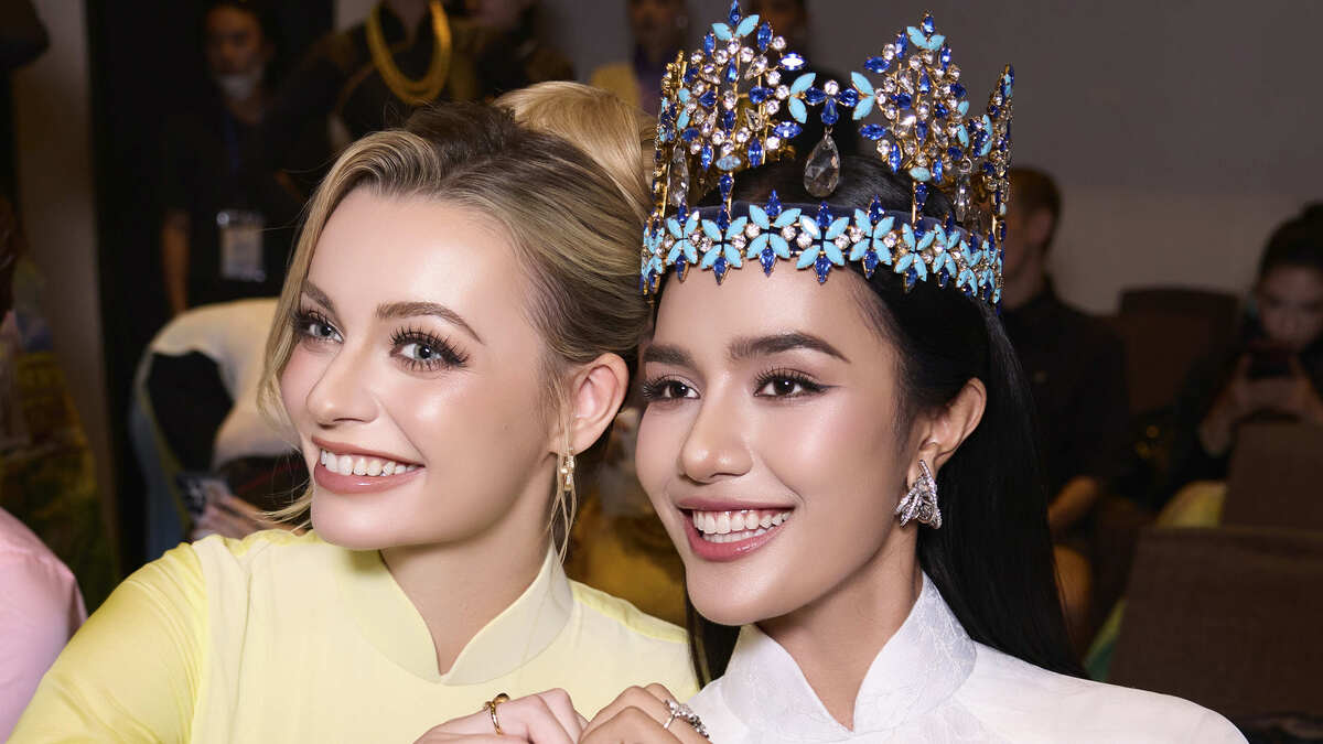 Bảo Ngọc trình diễn áo dài cùng hai Hoa hậu Thế giới
