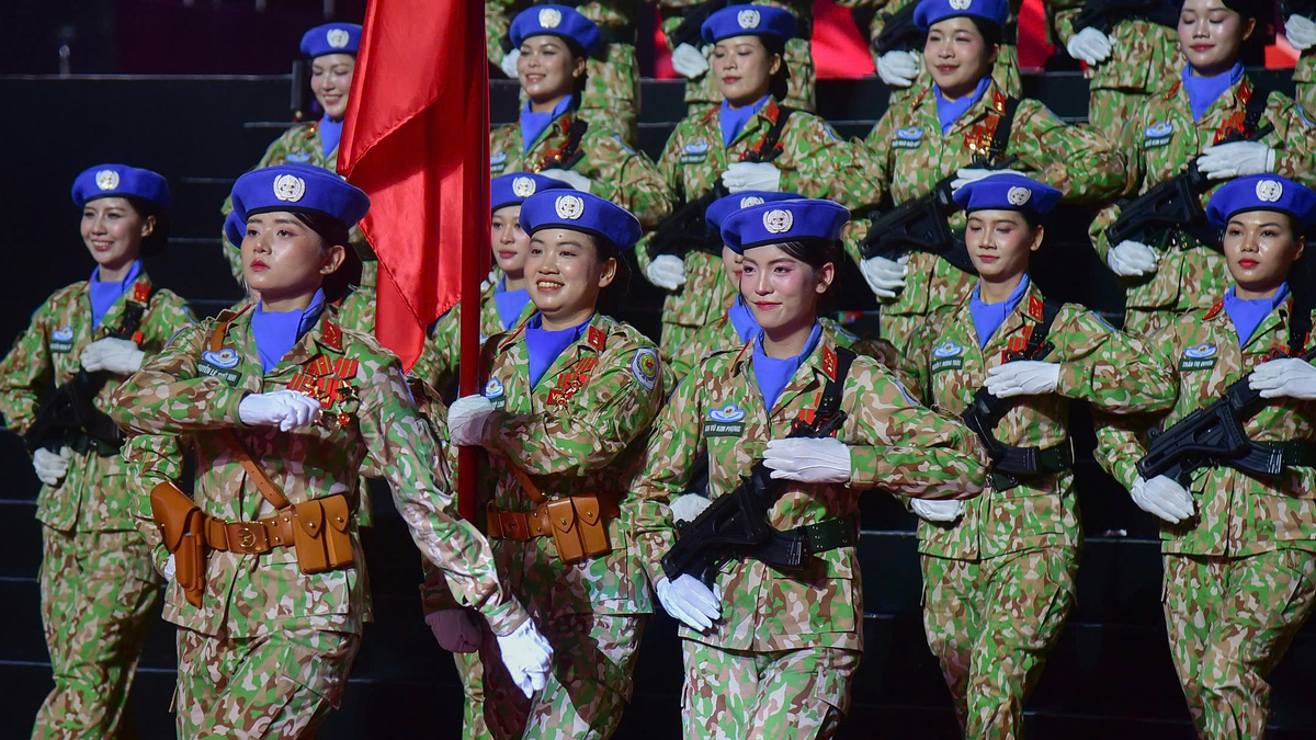 5 khối lực lượng vũ trang diễu binh ở concert 'Tổ quốc trong tim'
