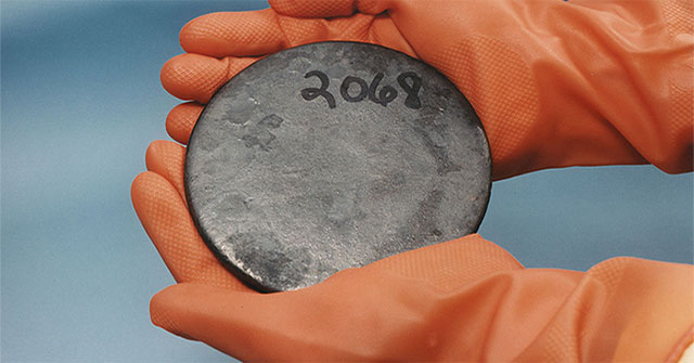 Tại sao các nhà khoa học có thể chạm vào Uranium mà không cần quần áo bảo hộ?