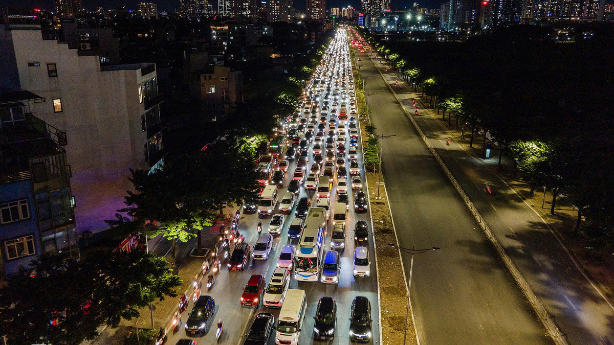 Cửa ngõ Hà Nội, TP HCM ùn tắc nhiều km từ chiều đến đêm