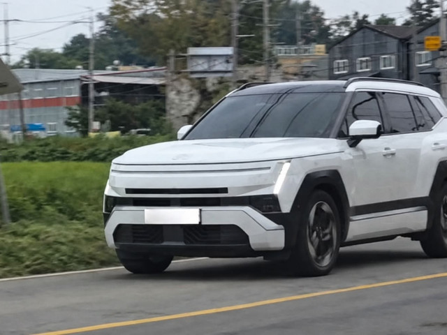 Hyundai Tucson thế hệ mới lộ ảnh thực tế: Kích thước lớn hơn, ngoại hình góc cạnh, "lột xác" hoàn toàn