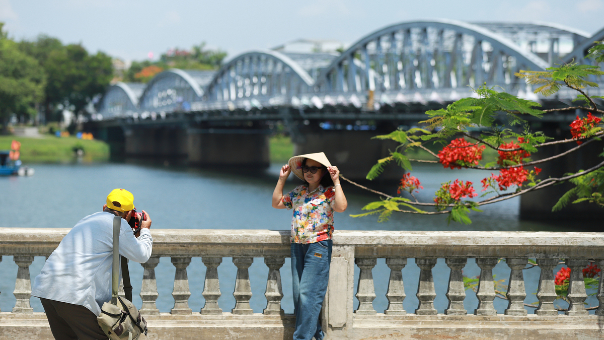 Cầu Trường Tiền trong màu nhũ bạc sau hơn 30 năm