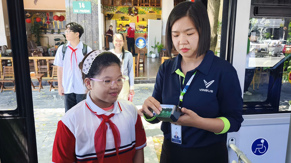 Ngày đầu xe buýt điện đưa đón học sinh miễn phí ở Quảng Ninh