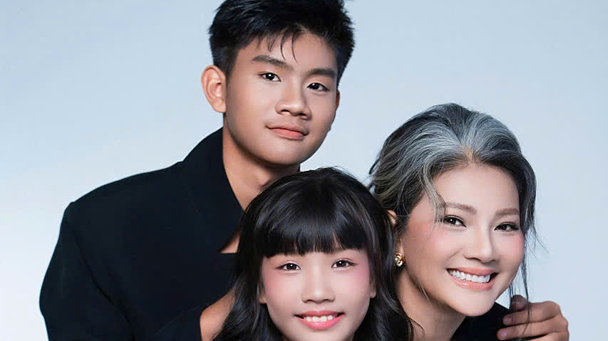 Kiều Trinh quây quần bên hai con