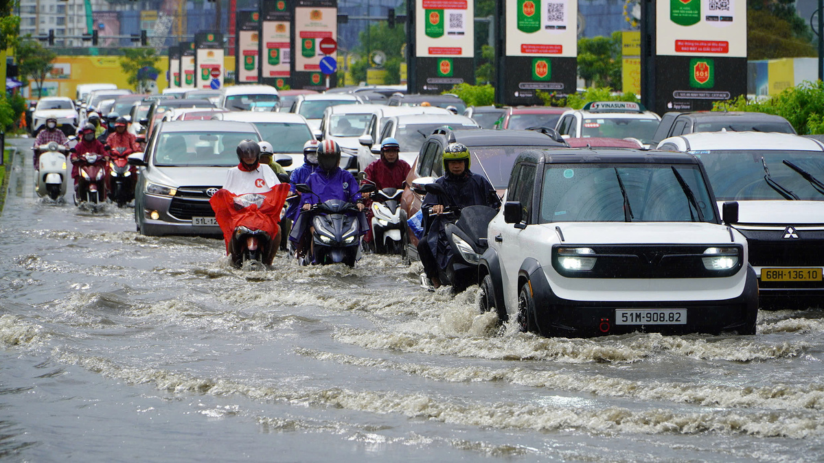Mưa lớn gây ngập, ùn tắc khắp TP HCM