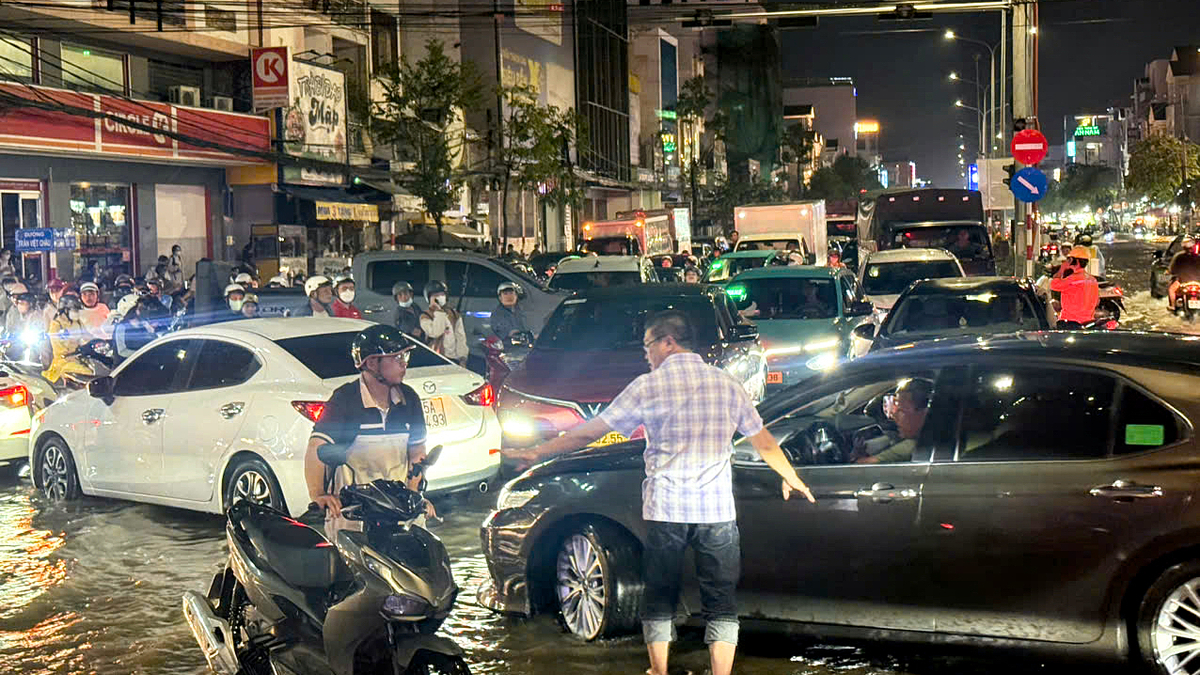 Giao thông Cần Thơ rối loạn vì mưa lớn, triều cường đạt đỉnh